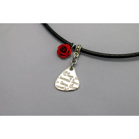 【Hiina Rose】／メッセージプレート ネックレス（レザー／レッド）