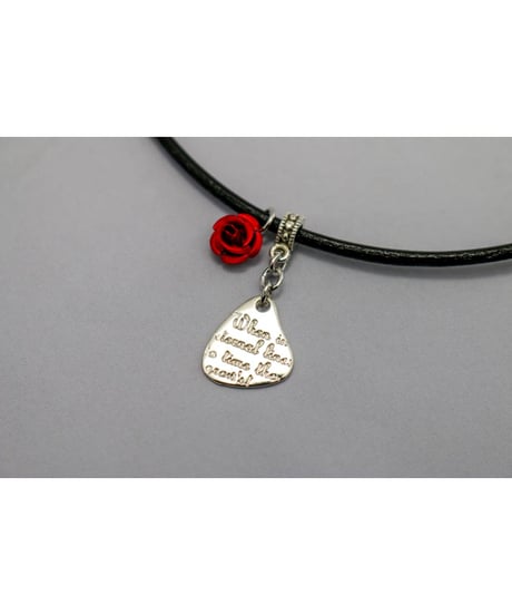 【Hiina Rose】／メッセージプレート ネックレス（レザー／レッド）