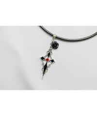 【Hiina Rose】／ゴシック調 ストーン付きブラッククロス・レザーネックレス（ストーン＝レッド／40cm）