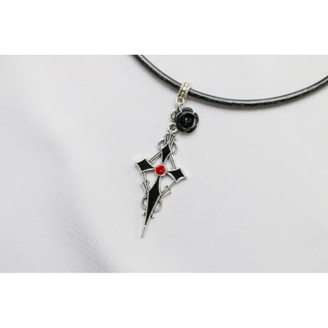 【Hiina Rose】／ゴシック調 ストーン付きブラッククロス・レザーネックレス（ストーン＝レッド／40cm）