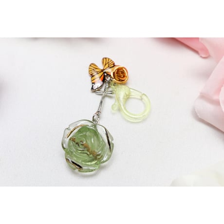 【Hiina Rose】／HINA割れシンバル入り！ クリアーフック・ローズレジン キーホルダー（ライム） 【一点もの】