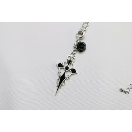 【Hiina Rose】／ゴシック調 ストーン付きブラッククロス・チェーンネックレス（ストーン＝ブラック／50cm）