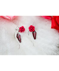 【Hiina Rose】／クロス×ツイストチャーム ベロアローズ ピアス（ピンク）