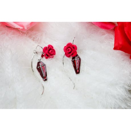 【Hiina Rose】／クロス×ツイストチャーム ベロアローズ ピアス（ピンク）