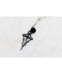 ゴシック調 ストーン付きブラッククロス・チェーンネックレス（ストーン＝ブラック）【数量限定販売】