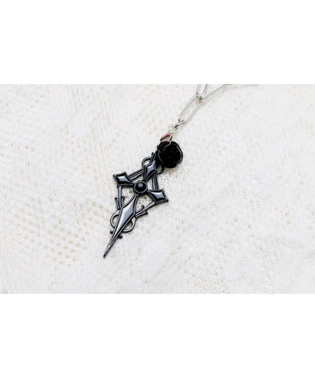 ゴシック調 ストーン付きブラッククロス・チェーンネックレス（ストーン＝ブラック）【数量限定販売】