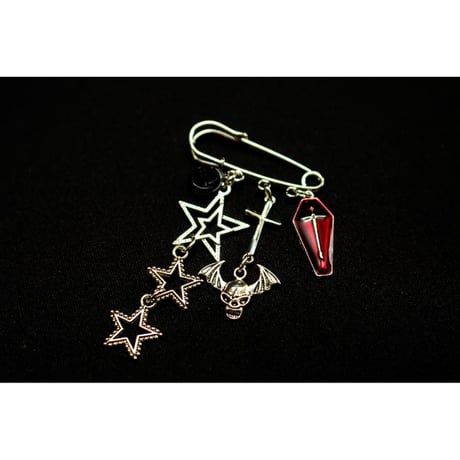 【Hiina Rose】／バットウィングスカル×クロス×スター ブローチ（ブラック）