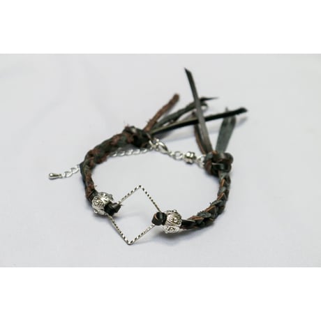 【Hiina Rose】／四つ編みレザー・ブレスレット／マグネットタイプ（ブラック×ダークブラウン）