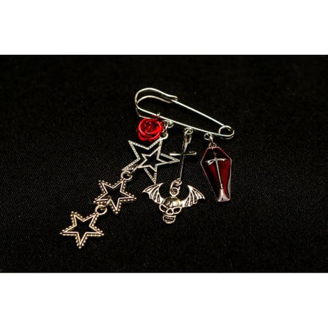 【Hiina Rose】／バットウィングスカル×クロス×スター ブローチ（レッド）
