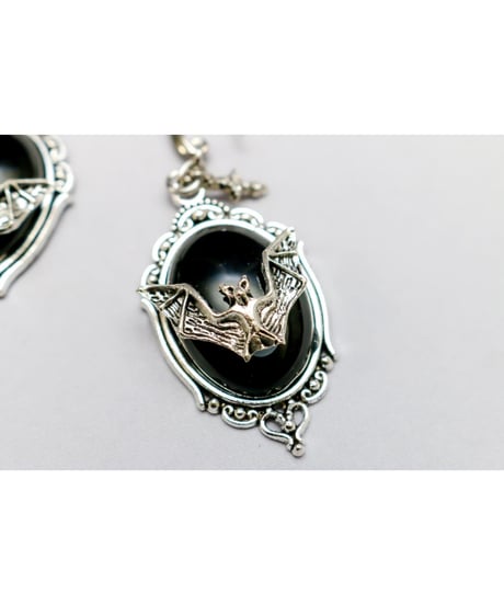 【Hiina Rose】／バット×クロス ゴシック調デザイン ピアス（ブラック）／【数量限定販売】