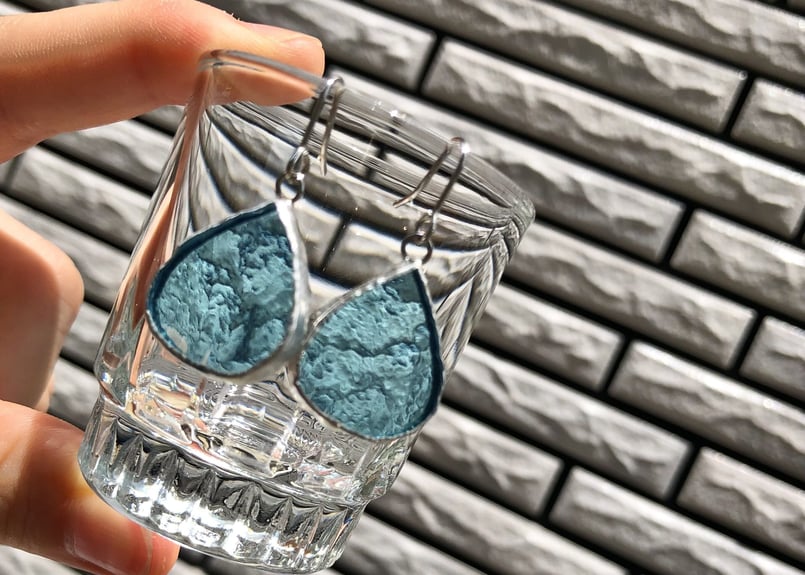 送料無料】ステンドグラスピアス クリアブルー 雫 | MIYA with ガラス