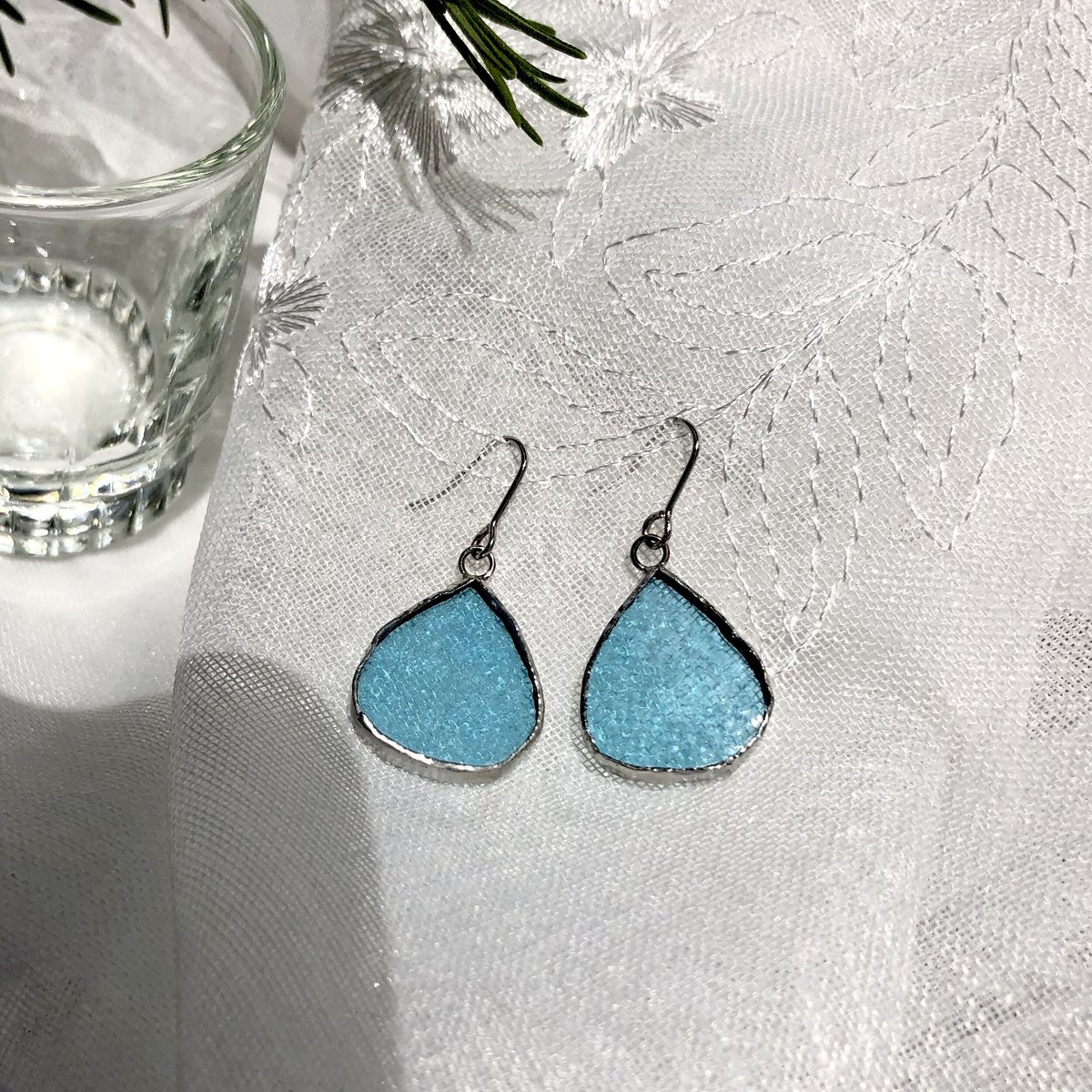 送料無料】ステンドグラスピアス クリアブルー 雫 | MIYA with ガラス