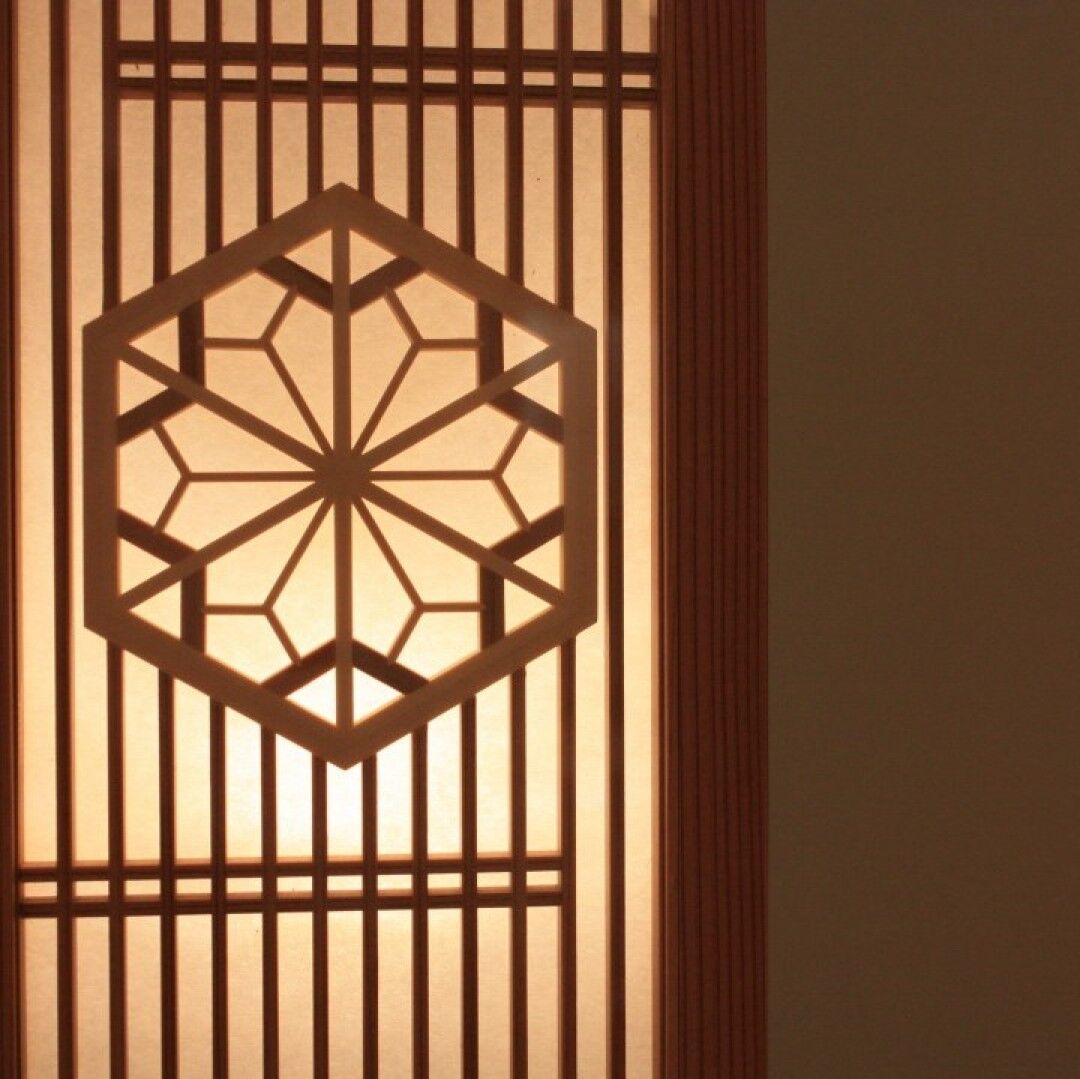 受注生産】六角形組子入り行灯 意匠：花型組子 と桜亀甲 | 指勘建具