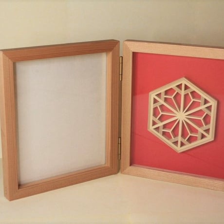 六角形組子入り写真立て（格子なし）　赤  ×  意匠：花型組子