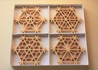 ギフトにおすすめ　【箱入り ４個セット】　三ツ組手コースター　意匠：星形亀甲、桜亀甲、弁天亀甲、花型組子