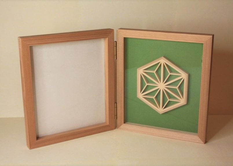 六角形組子入り写真立て（格子なし） 緑× 意匠：麻の葉 | 指勘建具工芸