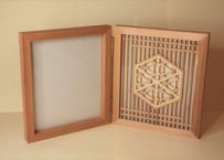六角形組子入り写真立て（格子あり） 意匠：麻の葉 | 指勘建具工芸