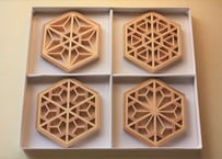 ギフトにおすすめ　【箱入り ４個セット】　三ツ組手コースター《角なし》　意匠：星形亀甲、桜亀甲、弁天亀甲、花型組子