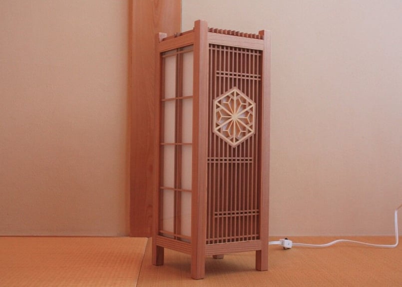 受注生産】六角形組子入り行灯 意匠：花型組子 と桜亀甲 | 指勘