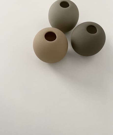 cooee design - BALL VASE 8cm MUD