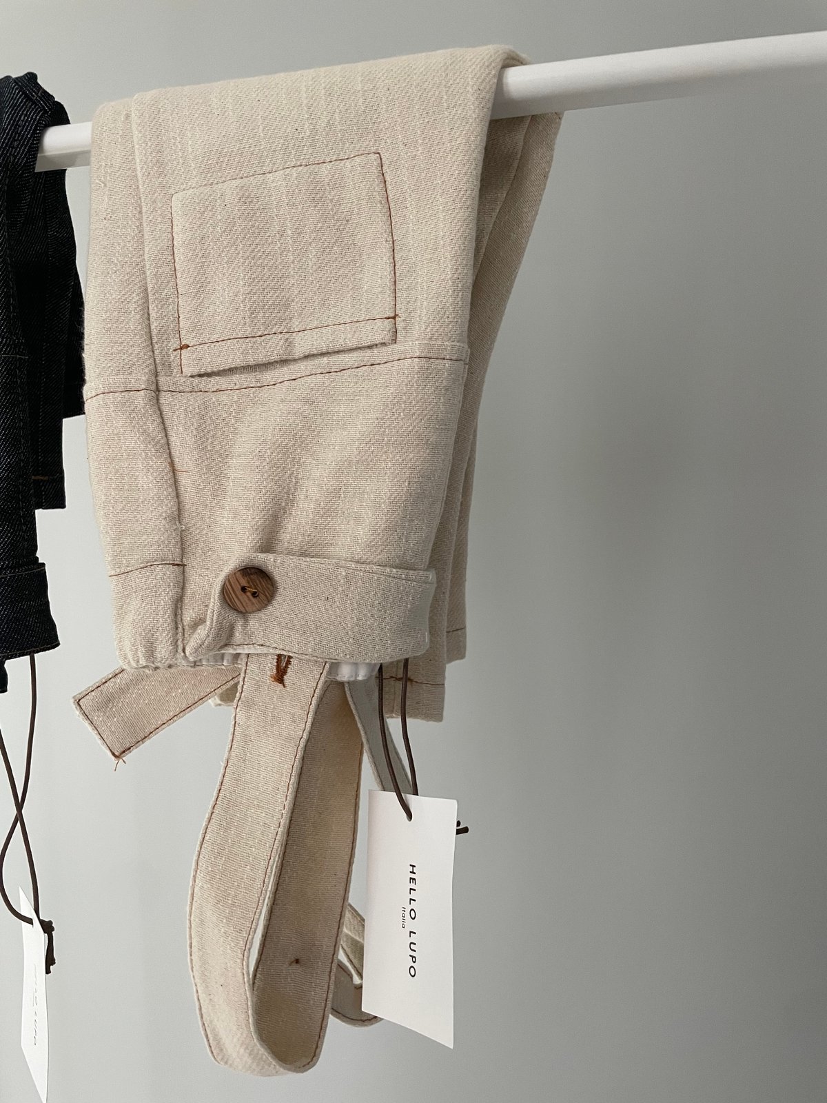 ボトムス HELLO LUPO Cappuccino trousers, black D ボトムス HELLO LUPO Cappuccino Trousers - Black D Trousers