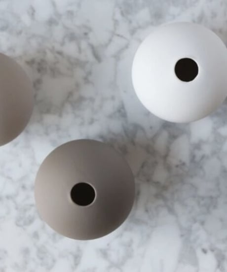 cooee design - BALL VASE 8cm MUD