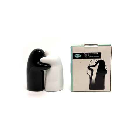 hug - salt and pepper shaker