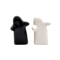 hug - salt and pepper shaker