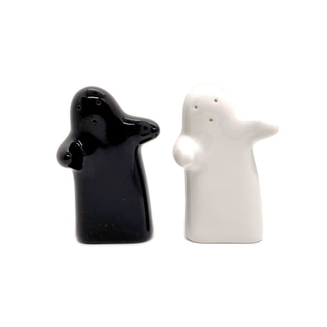hug - salt and pepper shaker