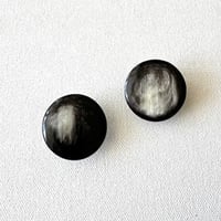 シンプルラウンドLサイズイヤリング ブラックマーブル EKW23014E