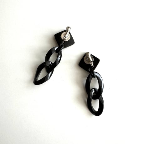 「バッファローホーン」 ひねりチェーンブラックマーブルイヤリング　ESY16007E