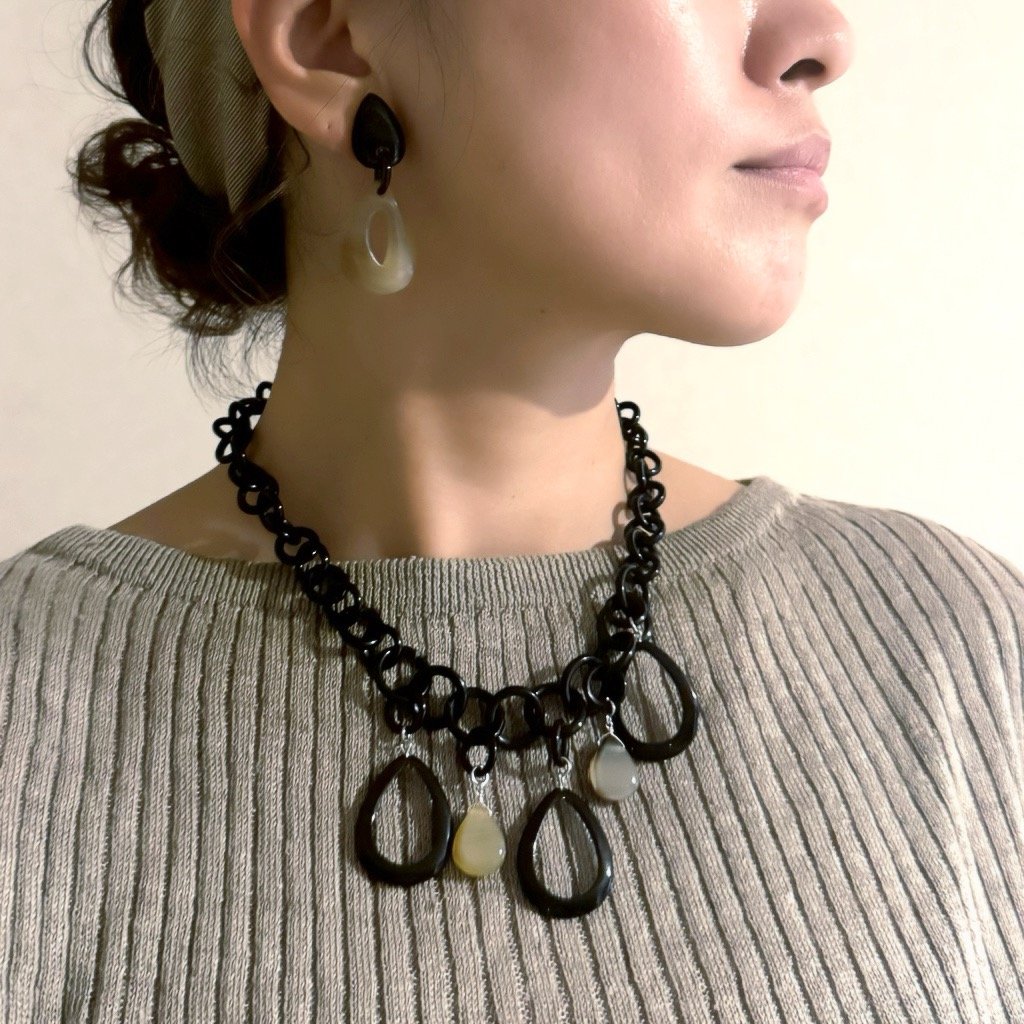 変型しずく型小ぶりピアス ブラック＆ブラウン ESY14011