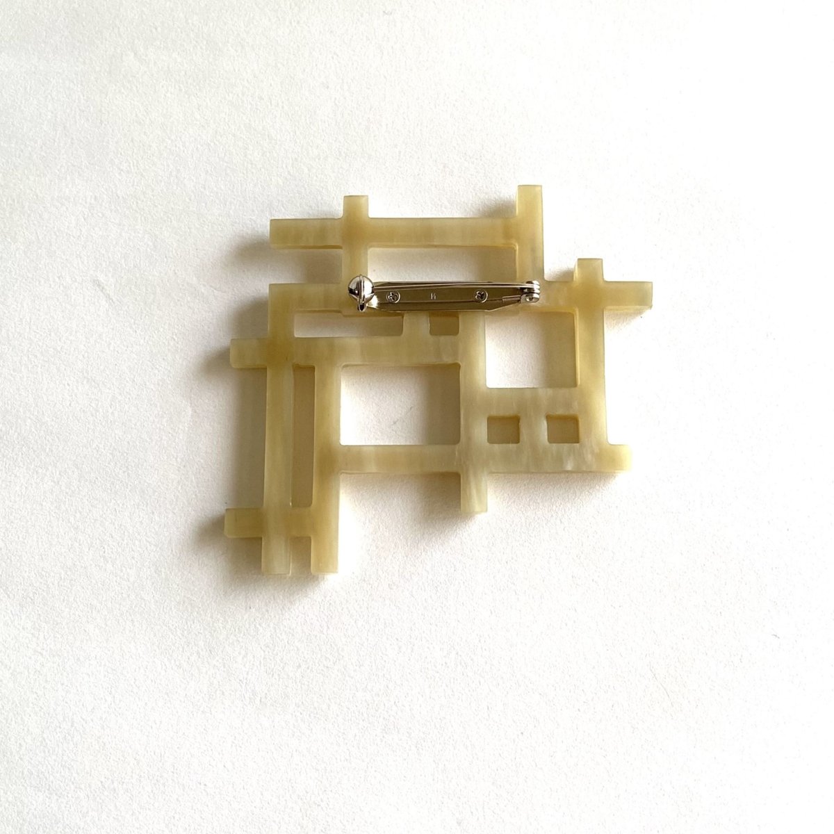 格子変型デザインブローチ（ホワイト）BLD18002 | monaje / STRELITZIA