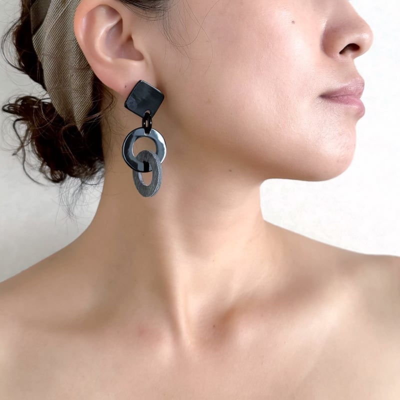 ダブルサークルピアス ブラック＆グレー ESY16035 | monaje / STRELITZIA