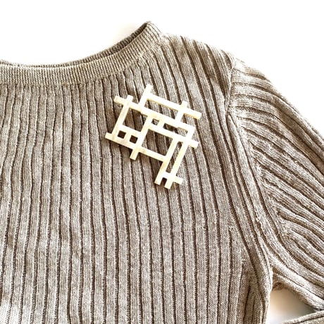 格子変型デザインブローチ（ホワイト）BLD18002