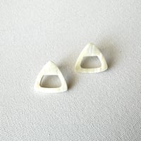 トライアングルシンプルピアス ホワイト ELD23009-WH