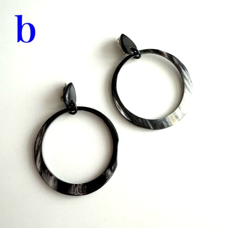「バッファローホーン」 ビックラウンドブラックマーブルイヤリング　ESY19058E