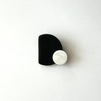 ドット付き半月ブローチM　ブラック＆ホワイト　BLD19004