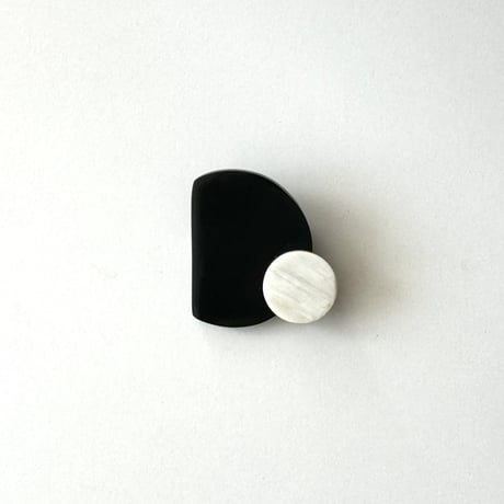 ドット付き半月ブローチM　ブラック＆ホワイト　BLD19004