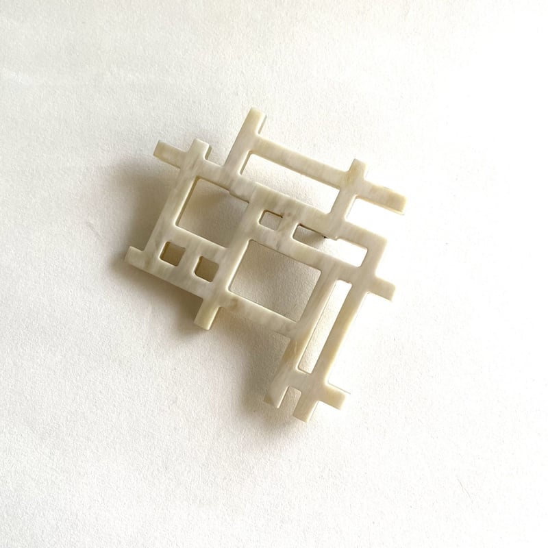 格子変型デザインブローチ（ホワイト）BLD18002 | monaje