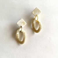 ひねりデザインイヤリング ホワイト ESY17014E