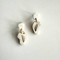 変形デザインピアス　ホワイト　ELD23007
