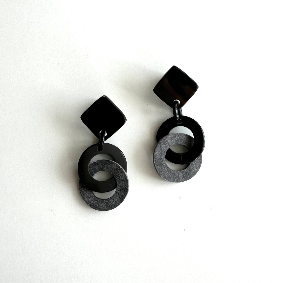 ダブルサークルピアス ブラック＆グレー ESY16035 | monaje / STRELITZIA