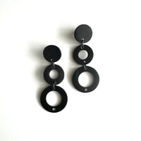 3グラデーションサークル2WAYピアス　ブラック　EKW23003