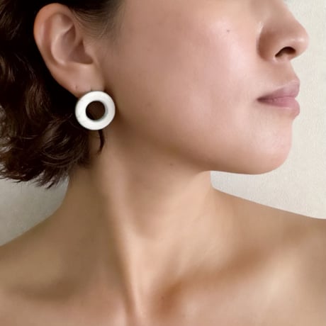 シンプルサークルピアス　ホワイト　ELD23001