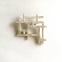 格子変型デザインブローチ（ホワイト）BLD18002