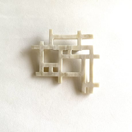 格子変型デザインブローチ（ホワイト）BLD18002