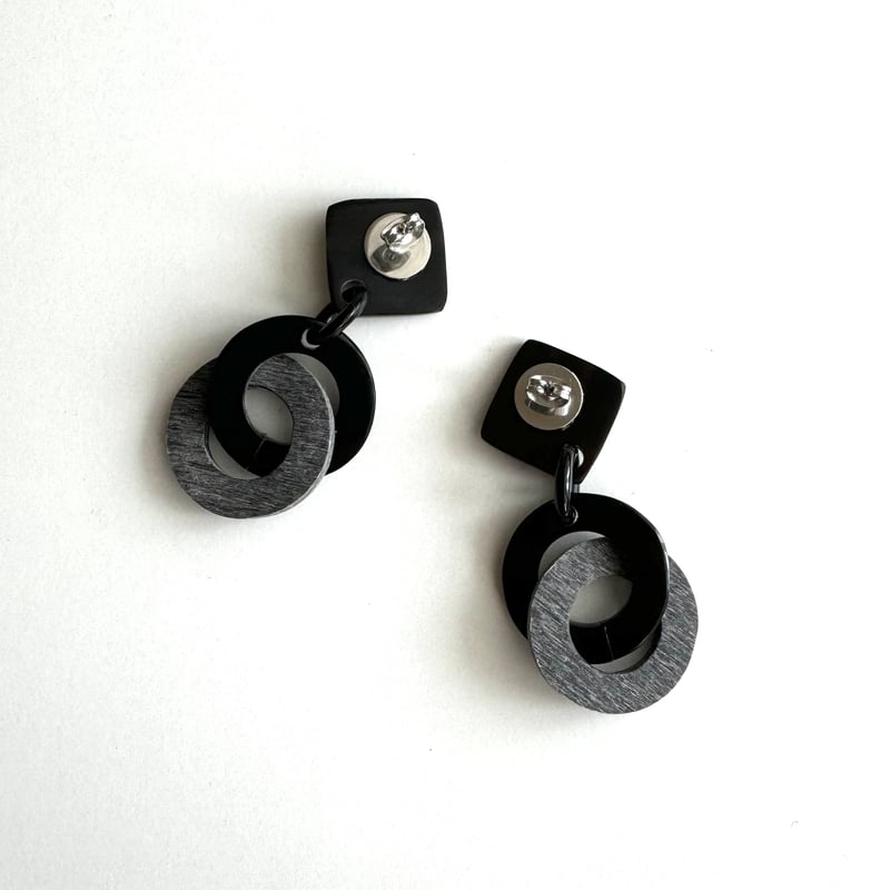 ダブルサークルピアス ブラック＆グレー ESY16035 | monaje / STRELITZIA