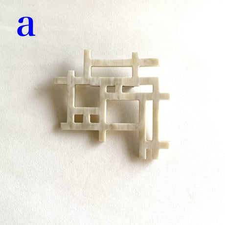 格子変型デザインブローチ（ホワイト）BLD18002