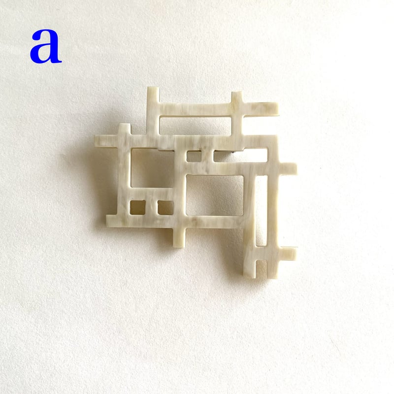 #309デザインブローチ 格子変型デザインブローチ(ホワイト)BLD18002 | monaje